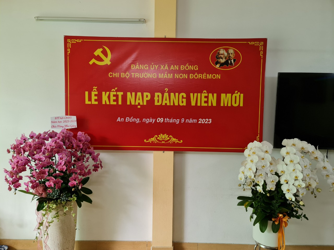 Lễ kết nạp Đảng viên mới  - Chi bộ trường mầm non Đôrêmon long trọng tổ chức lễ kết nạp 3 quần chúng ưu tú vào Đảng nhân dịp 78 năm Cách mạng tháng Tám và Quốc khánh 2/9.